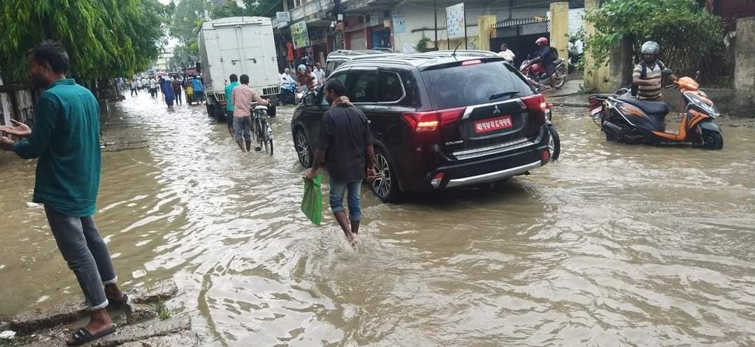 अत्यधिक वर्षाले गौर जलमग्न, गरुडामा भने परेन थोपो