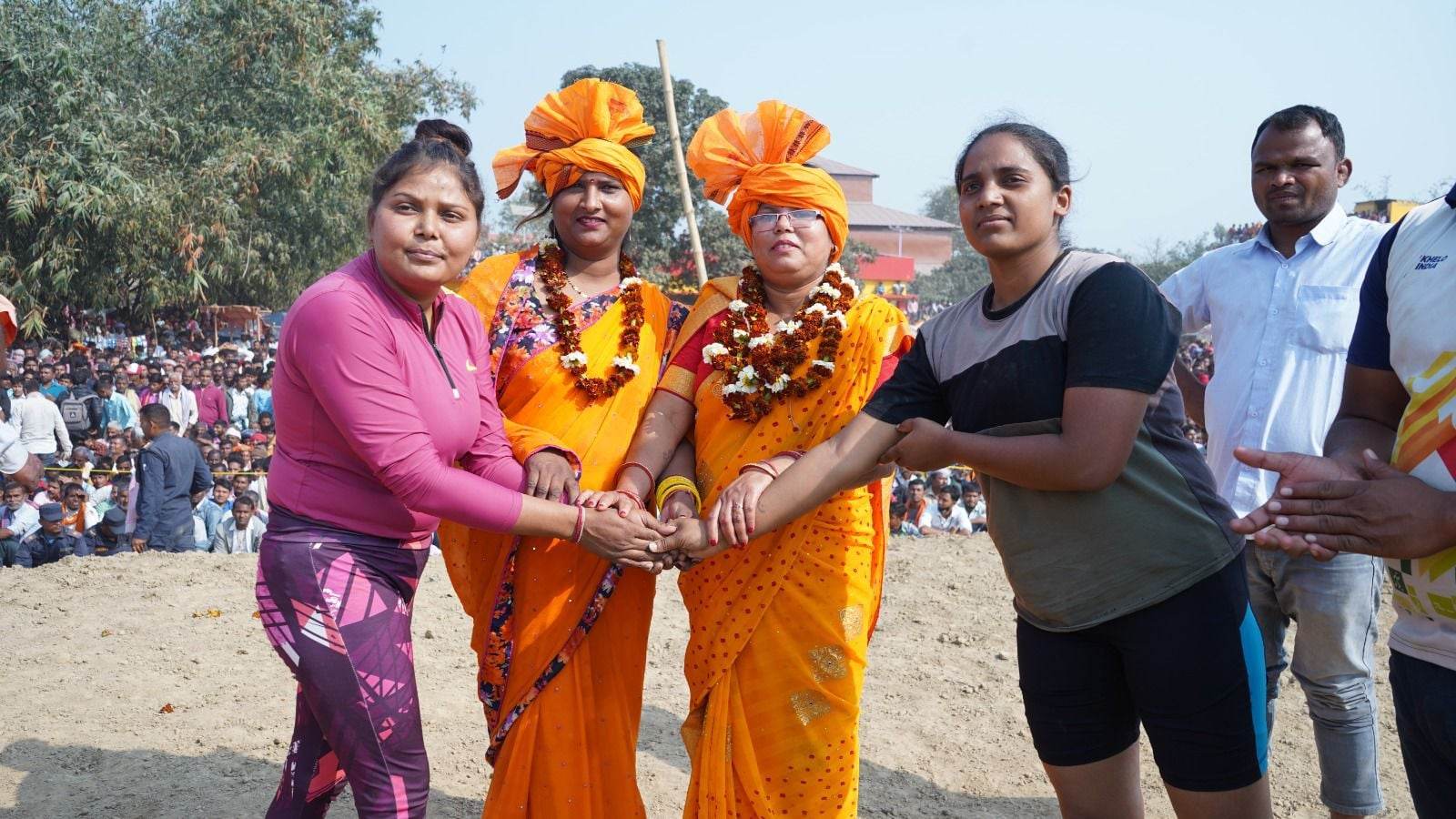 महिला कुस्ती खेलाडीलाई प्रोत्साहन गर्दै मौलापुर नगरपालिका प्रमुख रिनाकुमारी साह