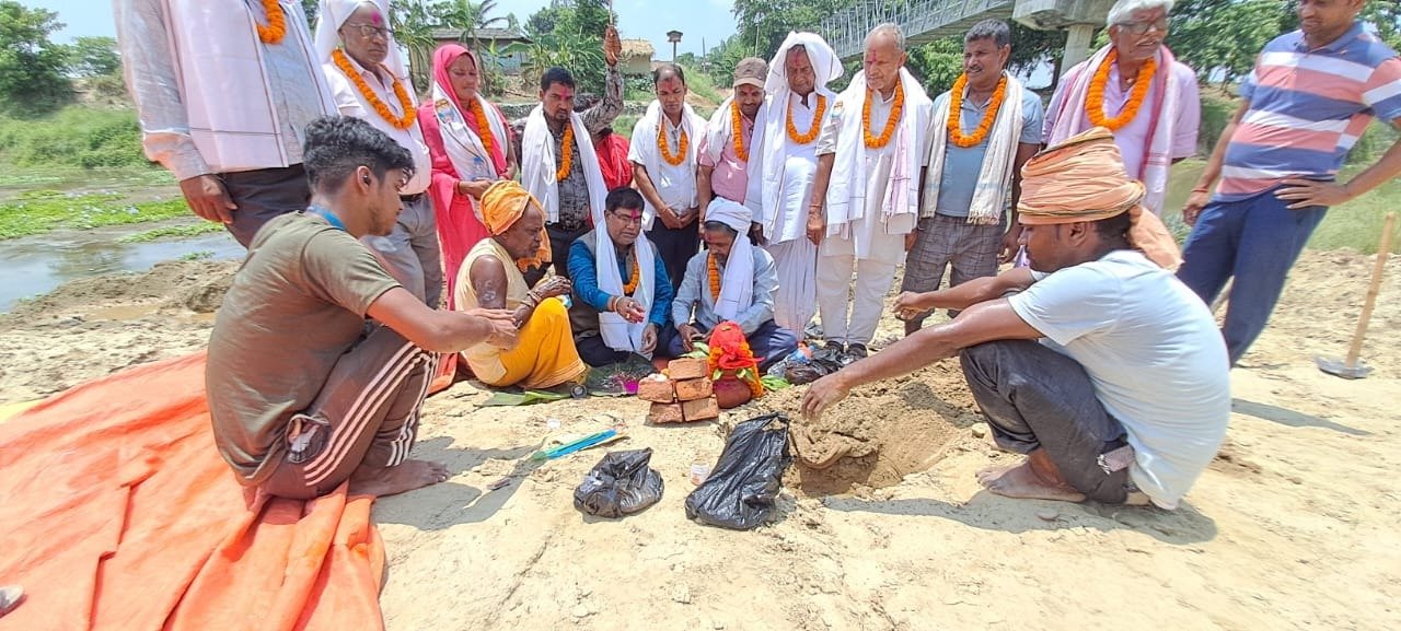 लक्ष्मीपुर छठघाटको नगर प्रमुख कलवारले गरे शिलान्यास