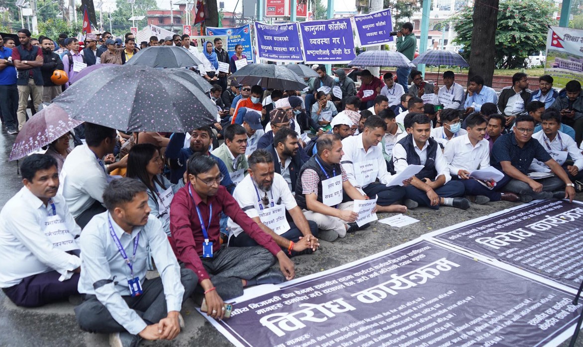 स्थानीय तहका कर्मचारीलाई निजामतिभित्रै समेट्न माग गर्दै कर्मचारी सडक आन्दोलनमा